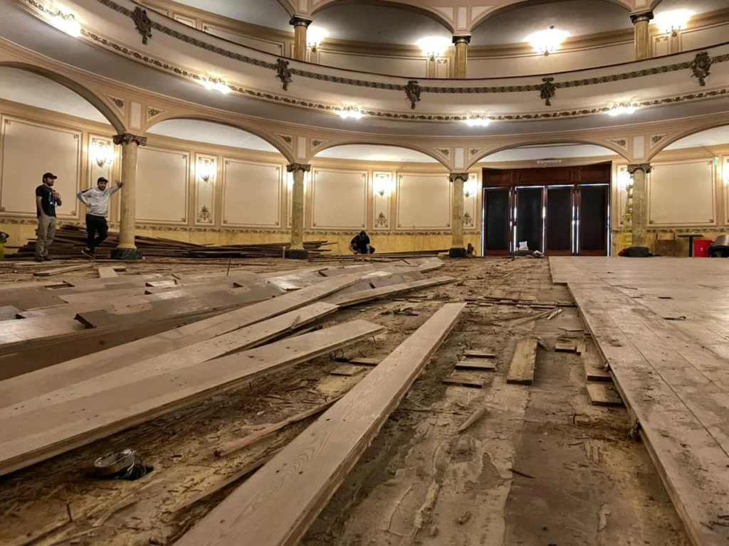 Entre Ríos: Comenzó la remoción del piso del Teatro Gualeguaychú para reparar toda la estructura